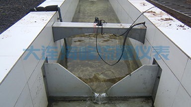 如何根据不同形状和尺寸的渠道选择合适的大连海峰超声波明渠流量计型号？