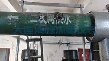 大连海峰超声波流量计的传感器是如何安装在管道上的？